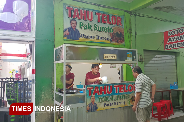 Pelayanan Tahu Telur Pak Suroto di Pasar Bareng Kota Malang, Kamis (13/04/2025). (Foto: Arli Ochaputri Hartono/TIMES Indonesia)