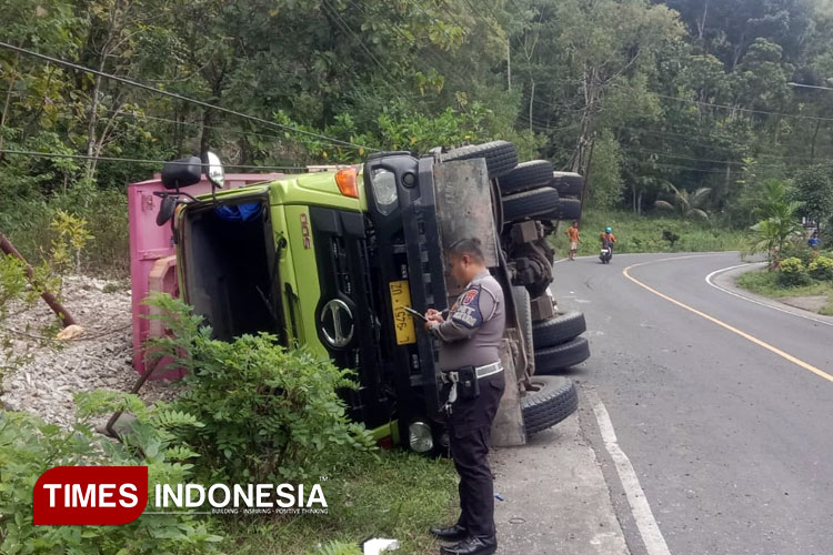 Truk Tronton Terguling di Pacitan Akibat Rem Blong, Pengemudi Luka Ringan