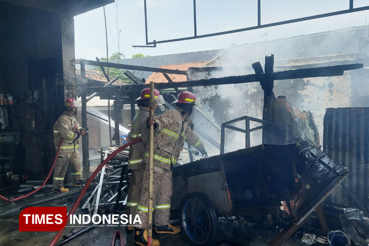 Warung milik Buradin hangus terbakar setelah api menyambar jeriken BBM. (FOTO: Fiz For TIMES Indonesia)