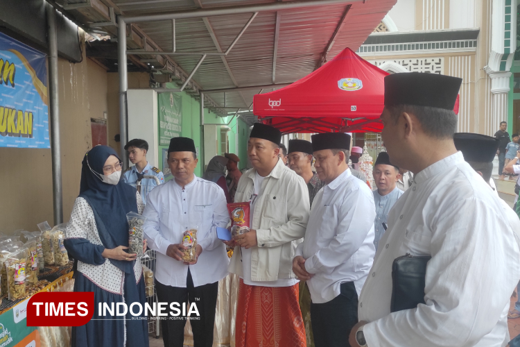 Bupati Situbondo Yusuf Rio Wahyu Prayogo saat mencoba merasakan pijet refleksi serta melihat produk UMKM, Sabtu (15/3/2025). (Foto: Rifa'i/TIMES Indonesia)