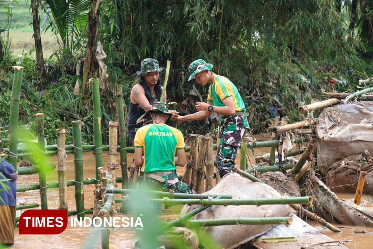 Evakuasi-Warga-Banjir-Sumedang-3.jpg