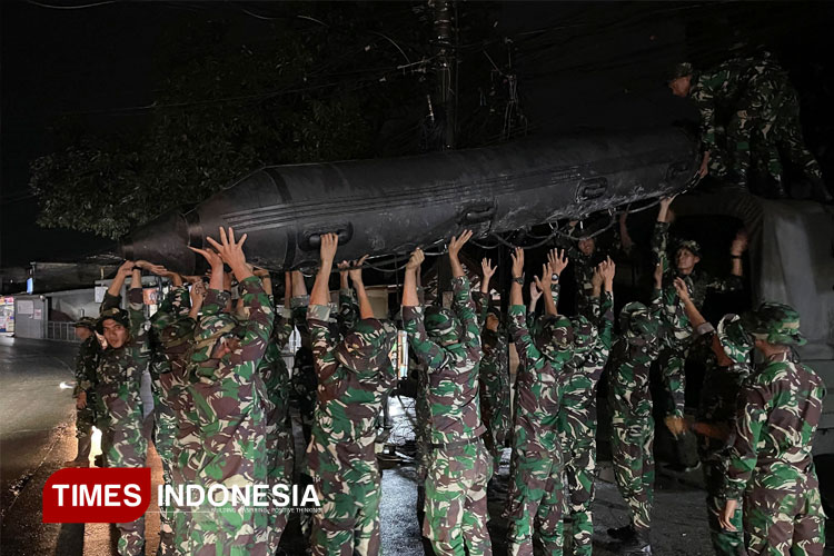 Anggota Yonif 330 Kostrad Bantu Evakuasi Warga Banjir Sumedang. (FOTO : Dok Yonif 330 Kostrad for TIMES Indonesia)