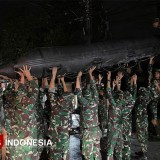 Sigap dan Tanggap, Yonif 330 Kostrad Bantu Evakuasi Warga Banjir Sumedang