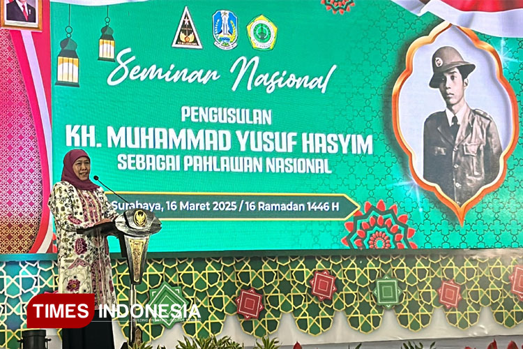 Gubernur Khofifah saat memberikan dukungan dalam acara Seminar Nasional Pengusulan KH Muhammad Yusuf Hasyim sebagai Pahlawan Nasional di Masjid Nasional Al Akbar Surabaya, Minggu (16/3/2025).(FOTO : Lely Yuana/TIMES Indonesia)