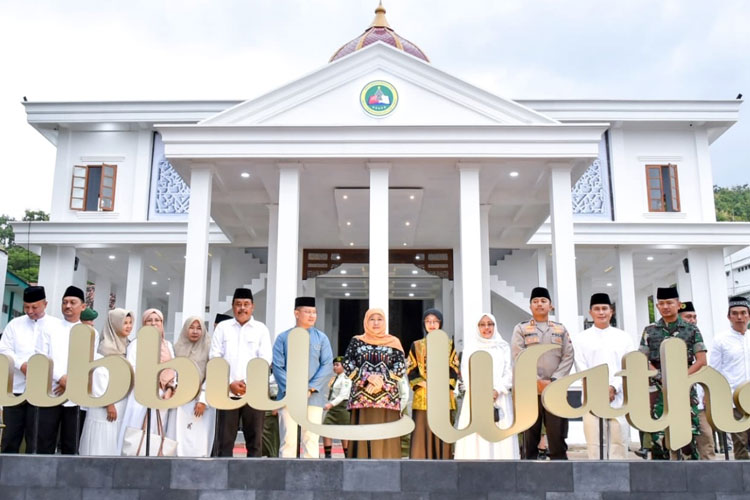 Gubernur Khofifah saat meresmikan Masjid Hubbul Wathan dan Auditorium R. Soewandi di SMAN 5 Taruna Brawijaya, Kediri, Sabtu (15/3/2025).(Dok.Humas Pemprov Jatim)