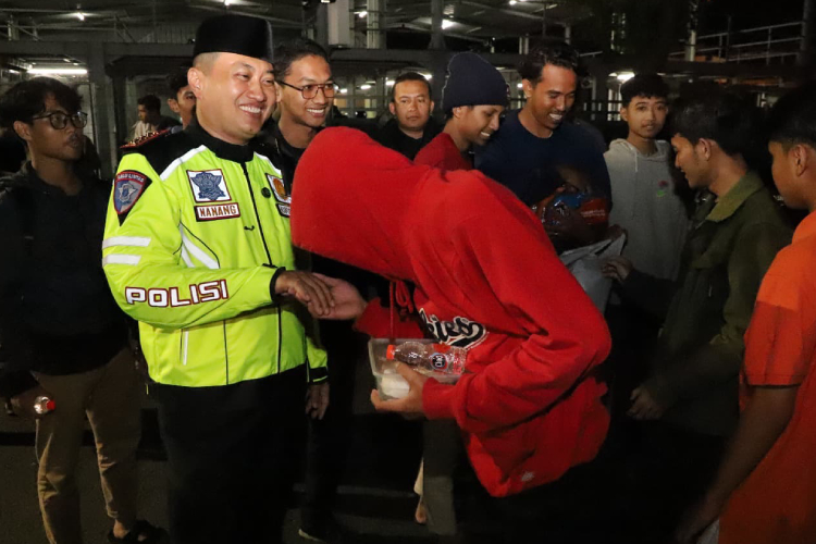 Kapolresta Malang Kota, Kombes Pol Nanang Haryono saat menyapa warga dan membagikan makanan sahur. (Foto: Dok. Polresta Malang Kota/TIMES Indonesia)