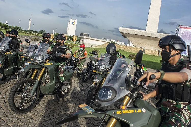 Organisasi masyarakat sipil menolak revisi Undang-Undang Tentara Nasional Indonesia (UU TNI) yang dinilai akan mengembalikan praktik dwifungsi militer. (Foto: Antara)