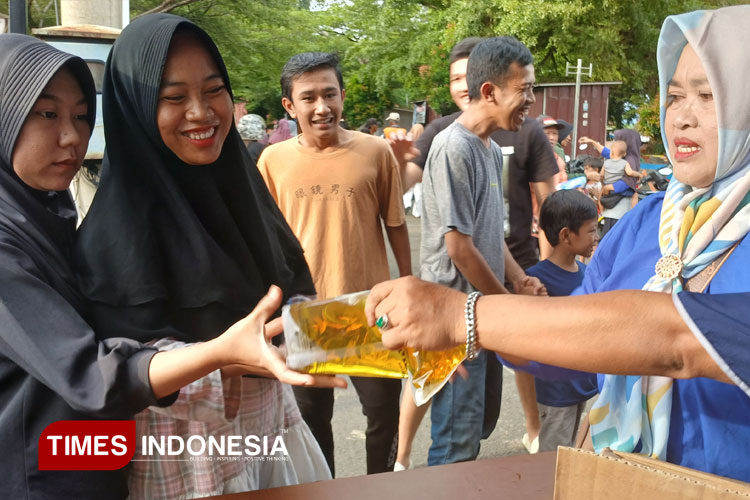 Pengurus PAN Kota Banjar membagikan minyak goreng gratis untuk masyarakat Kota Banjar (FOTO: Susi/TIMES Indonesia)