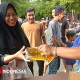 Peduli Pangan, PAN Kota Banjar Berbagi Minyak Goreng Gratis di Taman Kota