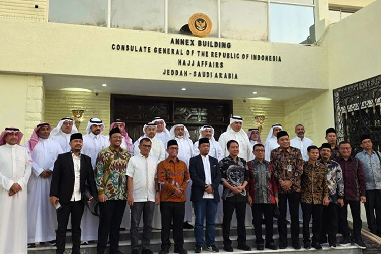 Pertemuan antara Penyelenggaraan Haji dan Umrah (PHU) Kementerian Agama dengan perusahaan penyedia layanan haji di Kantor Urusan Haji, Jeddah, pada Sabtu (15/3/2025). (Foto: dok Kemenag)