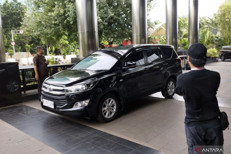 Salah satu mobil yang ditumpangi pejabat yang terkena OTT tiba di Gedung Merah Putih KPK, Jakarta, Minggu(16/3/2024). (Foto: ANTARA/Bagus Ahmad Rizaldi)