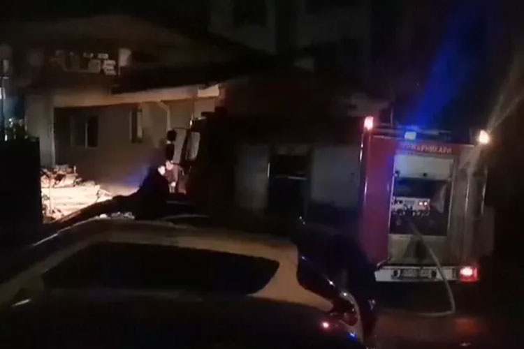 Truk pemadam kebakaran saat sedang memadamkan api di sebuah klub malam di Kocani, Makedonia Utara itu. (FOTO: Euronews)