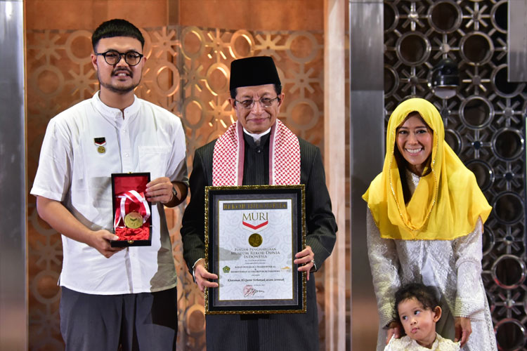 Menteri Agama RI, lNasaruddin Umar menunjukkan sertifikat Rekor MURI untuk kategori “Khataman Al-Quran Serentak Terbanyak.” (FOTO: Kemenag RI)