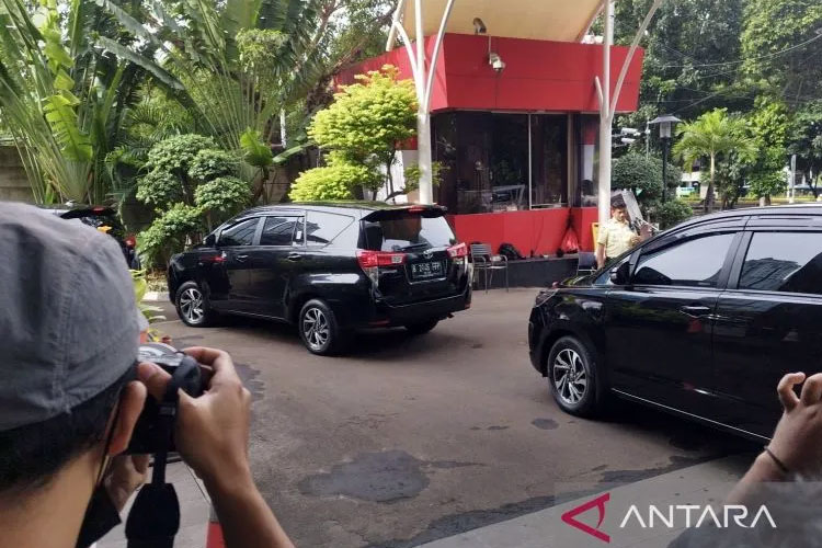 Sejumlah mobil yang ditumpangi pejabat yang terkena OTT tiba di Gedung Merah Putih KPK, Jakarta, Minggu (16/3/2025). (ANTARA/Bagus Ahmad Rizaldi)