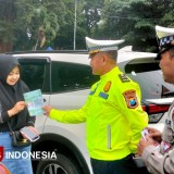 Satlantas Polres Bondowoso Pasang Stiker Imbauan dan Info Hotline Mudik Lebaran 2025