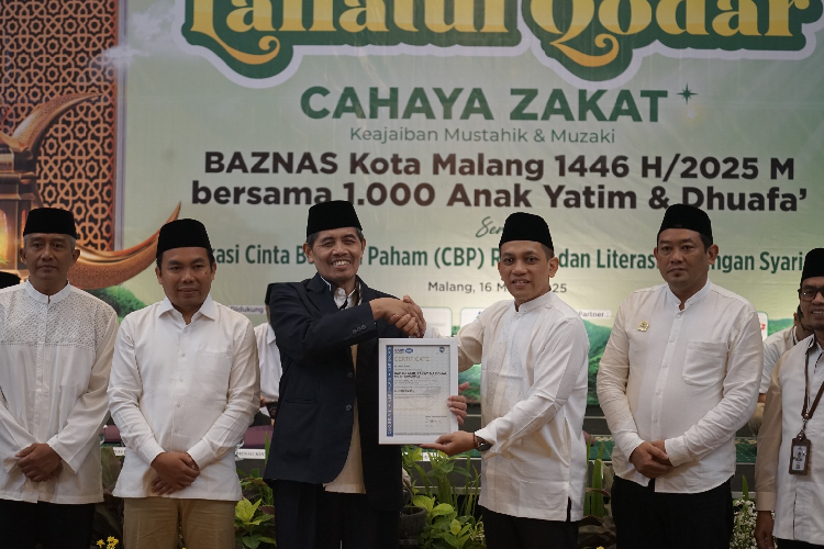 Penyerahan berlangsung bersamaan dengan Gebyar Lailatul Qodar: 1446 H di Grand Mercure Malang Mirama (16/3/2025). (Foto: BAZNAS Kota Malang)