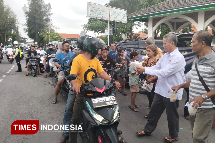 Bamag Gresik saat berbagai takjil untuk umat muslim. (Foto: Akmal/TIMES Indonesia)