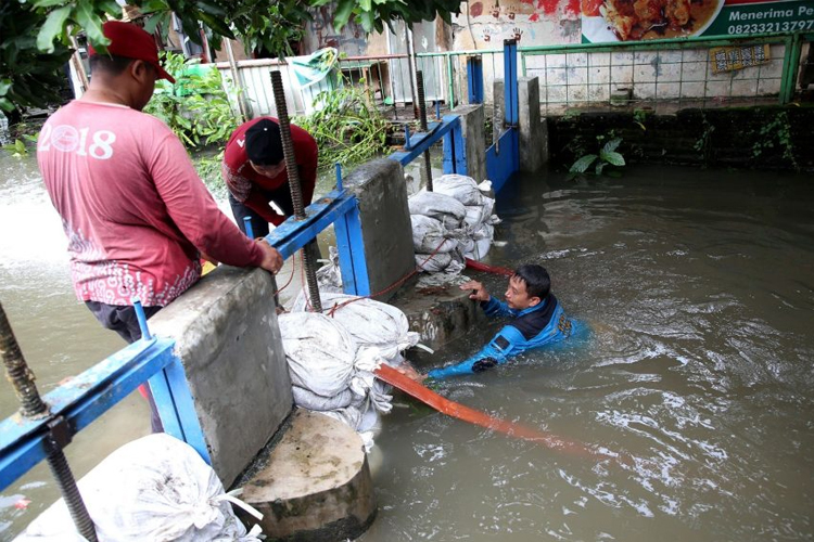 Banjir di Sejumlah Kawasan Kota Surabaya, Ini Penyebabnya!