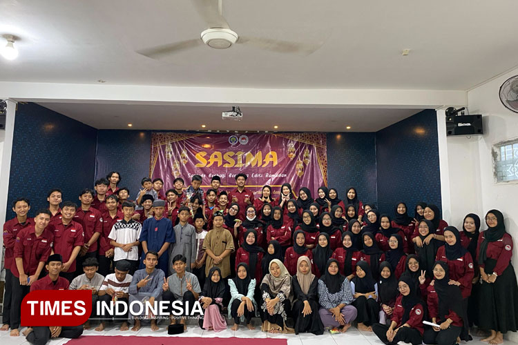 Sesi foto bersama panitia dan peserta (Foto: Zakiyya Salmaa Azzahra/TIMES Indonesia)