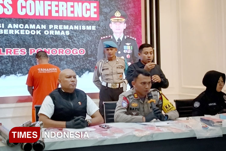 Kasatlantas Polres Ponorogo AKP Bayu Pratama Sudiro saat press rilis terkait operasi knalpot Brong. (Foto: Marhaban/TIMES Indonesia)