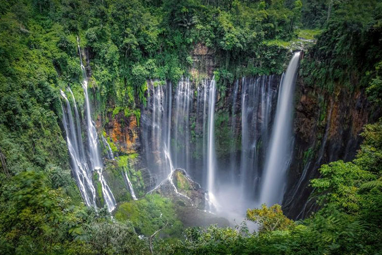 Keindahan wisata Air Terjun Tumpak Sewu di Desa Sidomulyo, Kecamatan Pronojiwo, Kabupaten Lumajang (ANTARA/HO-Dinas Pariwisata Lumajang)