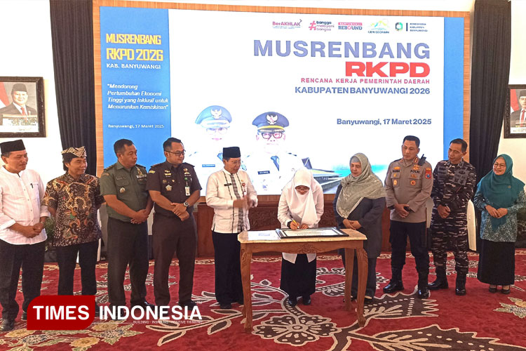 Bupati Banyuwangi, Ipuk Fiestiandani, saat menandatangani berita acara Musrenbang RKPD 2026. (FOTO: Ikromil Aufa/TIMES Indonesia)