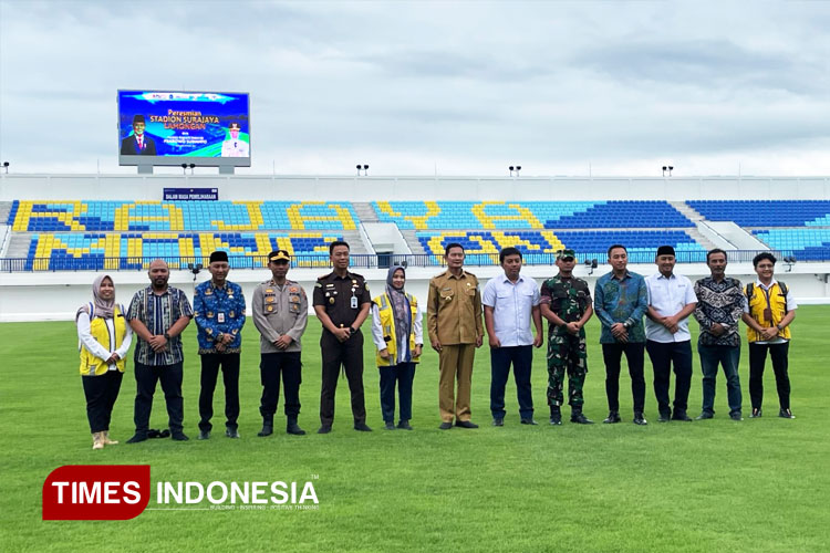 Peresmian Stadion Surajaya Lamongan secara virtual oleh Presiden Prabowo Subianto, bersama dengan 17 stadion, yang diikuti Bupati Lamongan beserta jajarannya, Senin, (17/3/2025). (FOTO: Ardiyanto/TIMES Indonesia)