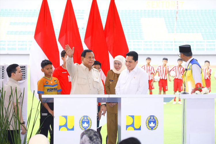 Presiden Prabowo saat meresmikan pembangunan 17 stadion di berbagai daerah di Indonesia yang dipusatkan di Stadion Gelora Delta Sidoarjo, Senin (17/3/2025). (FOTO: Dok.Humas Pemprov Jatim)