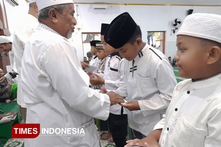 Sejumlah anak yatim saat menerima santunan dari takmir Masjid Nur Kelurahan Patokan, Kraksaan, Probolinggo. (FOTO: Fafa Harowy/TIMES Indonesia)