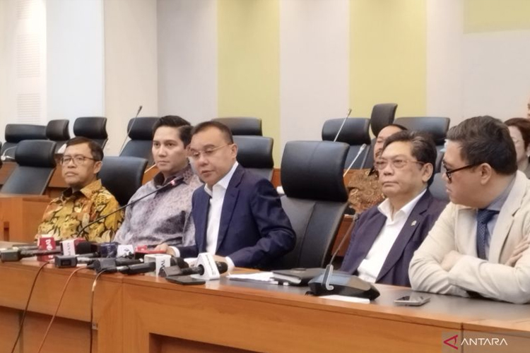 Wakil Ketua Komisi I DPR RI Sufmi Dasco Ahmad (tiga kiri) bersama jajaran pimpinan Komisi I DPR RI di Kompleks Parlemen, Jakarta, Senin (17/3/2025). (FOTO: ANTARA/Bagus Ahmad Rizaldi)