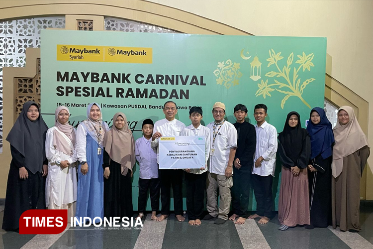 Direktur Perbankan Syariah Maybank Indonesia Romy Buchari berfoto bersama pimpinan dan karyawan serta anak anak yatim, Indonesia Beramal Sholeh. (Foto: Djarot/TIMES Indonesia)