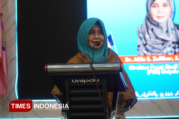 Hj Afifa S. Zulfikar, Direktur Pusat Studi Bahasa Unipdu Jombang saat memberikan sambutan pada peringatan Hari Francophonie di Gor Abi As'ad Unipdu Jombang, Senin (17/3/2025). (FOTO: Rohmadi/TIMES Indonesia)