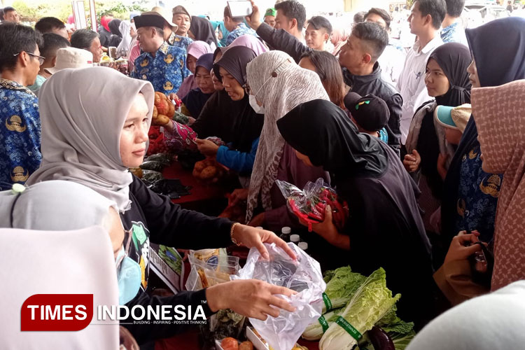 Warga Antusias Borong Kebutuhan Pokok di Pasar Murah DKP3 Majalengka