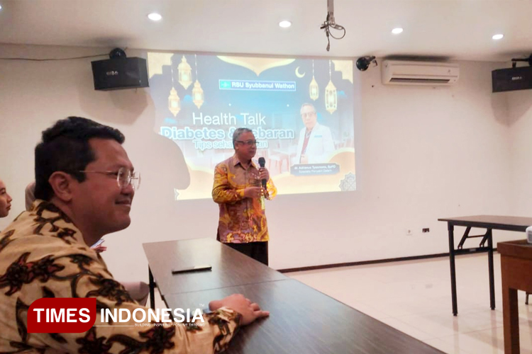 dr. Adrianus Tyasmono, SpPD saat menjelaskan tentang jenis penyakit diabetes, didampingi Direktur RS Syubbanul Wathon (duduk), dr Muhammad Iqbal Gentur Bismono, M. Sc, MBA. (Foto: Hermanto/ TIMES Indonesia)