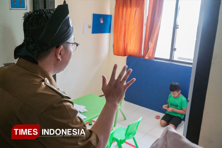 Wakil Bupati Gresik,  Asluchul Alif saat meninjau UPT Layanan Anak Berkebutuhan Khusus. (FOTO: Akmal/TIMES Indonesia)