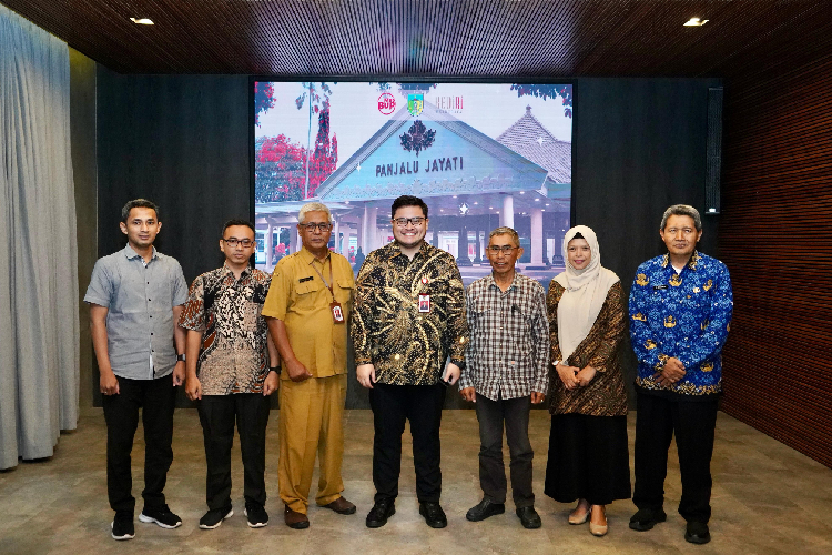 Bangun Kualitas Pendidikan, Bupati Kediri Berlakukan Rapor Guru di SMA Dharma Wanita Boarding School