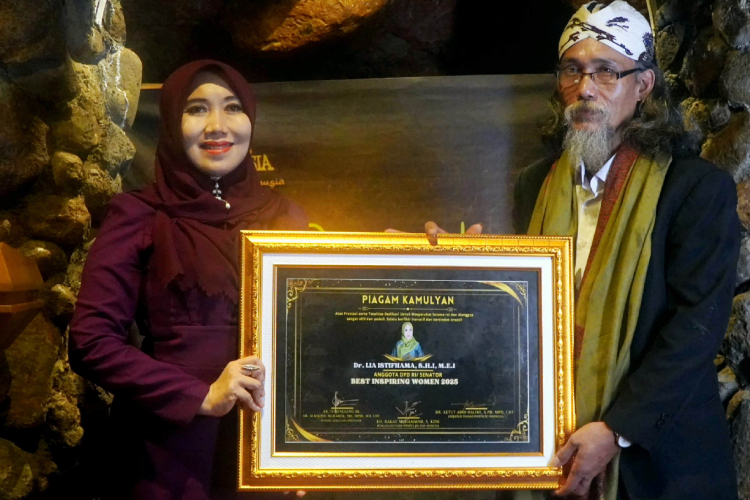 Anggota DPD RI, Dr Lia Istifhama saat Terima Penghargaan Best Inspiring Women 2025. (Foto: Dok. Ning Lia)