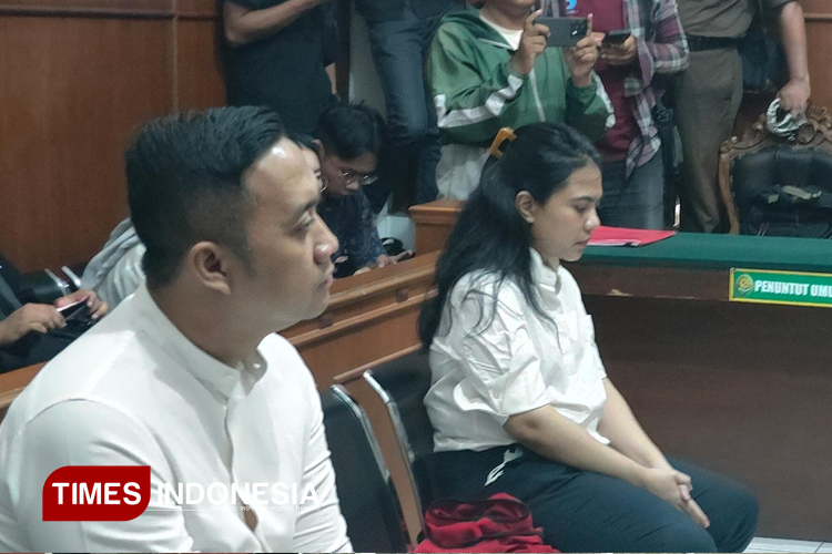 Komisaris PT Garda Tamatek Indonesia (GTI) Greddy Harnando dan Direktur PT GTI Indah Catur Agustin divonis 3,5 tahun penjara akibat ulahnya melakukan penipuan Rp200 milliar, Selasa (18/3/2025). (Foto: Hamida Soetadji/TIMES Indonesia)