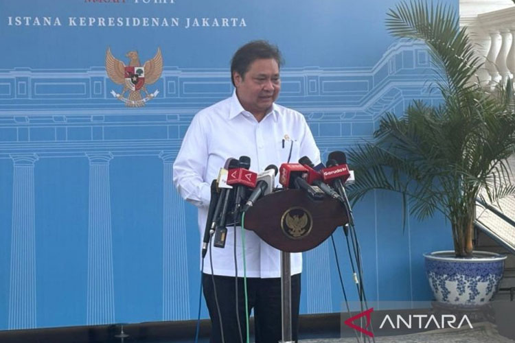 Menteri koordinator Bidang Perekonomian Airlangga Hartarto memberikan keterangan pers di Kompleks Istana Kepresidenan, Jakarta, Selasa (18/3/2025). (FOTO: ANTARA/Andi Firdaus.)