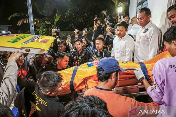 Petugas menurunkan jenazah anggota Polri yang tewas tertembak saat melakukan penggerebekan judi sabung ayam, setibanya di RS Bhayangkara Polda Lampung, Lampung, Selasa (18/3/2025). (FOTO: ANTARA FOTO/Dian Hadiyatna)