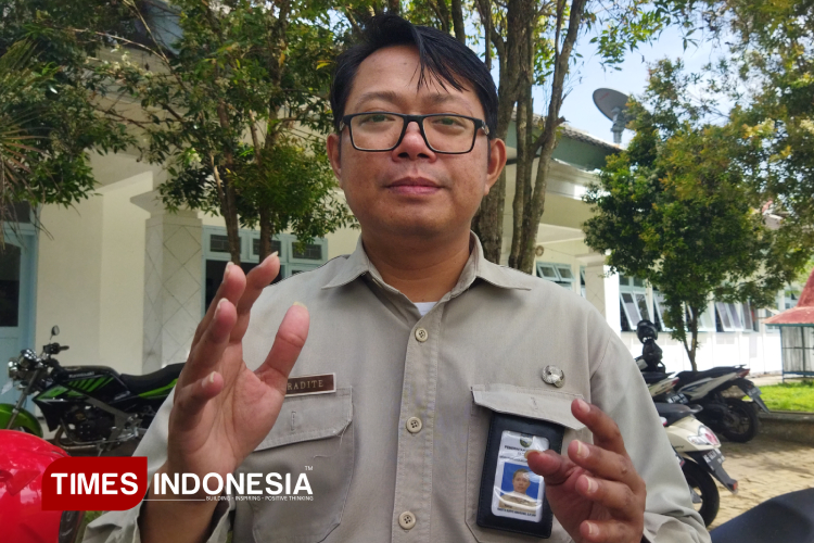 Kabid Kedaruratan dan Logistik BPBD Pacitan, Radite Suryo Anggoro saat diwawancarai. (Foto: Yusuf Arifai/TIMES Indonesia)