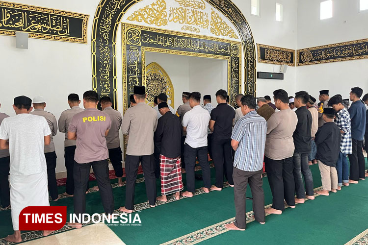 Salat Gaib anggota Polres Pacitan untuk tiga Polisi yang gugur di Lampung. (Foto: Yusuf Arifai/TIMES Indonesia)