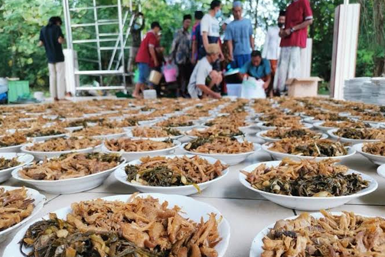 Sanggring Kolak Ayam, sajian unik untuk berbuka puasa di Gresik. (Foto: Dokumentasi Panitia Sanggring Kolak Ayam).