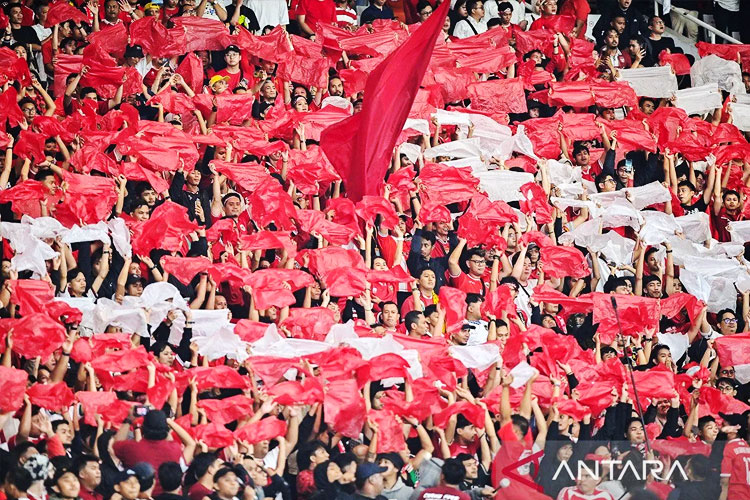 Suporter Indonesia memberikan dukungan dalam laga lanjutan Grup F Kualifikasi Piala Dunia 2026 zona Asia melawan Filipina, di Stadion Utama Gelora Bung Karno (SUGBK), Senayan, Jakarta, Selasa (11/6/2024). (FOTO: ANTARA FOTO/Rivan Awal Lingga)