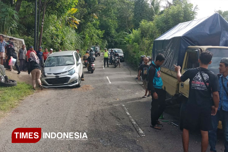 Tabrakan Daihatsu Sigra vs Truk di Pacitan saat ini sudah ditangani polisi. (FOTO: Yusuf Arifai/TIMES Indonesia)