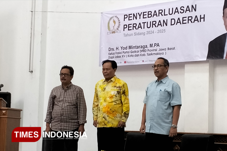 Drs. H. Yod Mintaraga, M.PA., Ketua Fraksi Partai Golkar DPRD Provinsi Jawa Barat saat Penyebarluasan Peraturan Daerah di Kampus STIA Kota Tasikmalaya, Selasa (18/3/2025). (Foto: Harniwan Obech/TIMES Indonesia)