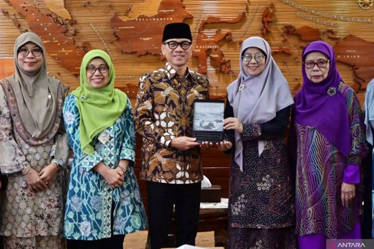 Mendes PDT Yandri Susanto saat beraudiensi dengan PP Aisyiyah di Kantor Kemendes PDT, Jakarta, Selasa (18/3/2025) (FOTO: Antara)