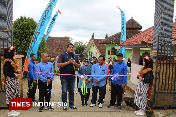 Potong pita oleh Wakil Bupati Pacitan, Gagarin Sumrambah menandai dimulainya jalan sehat HUT ke-37 SMAN 2 Ngadirojo. (FOTO: Nindya for TIMES Indonesia)