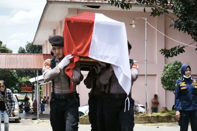 Personel kepolisian sedang mengangkut jenazah anggota polri yang meninggal dunia saat melakukan penggerebekan judi sabung ayam di Kabupaten Waykanan. Lampung, Selasa (18/3/2025). (ANTARA/Dian Hadiyatna)