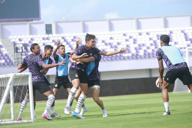 Hamra Hehanussa saat berlatih bersama skuad Macan Putih (foto: dok Persik)